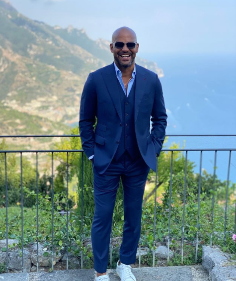 amaury nolasco in a suit