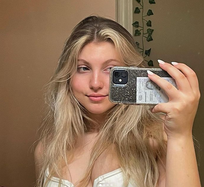 sadie rumfallo in mirror selfie