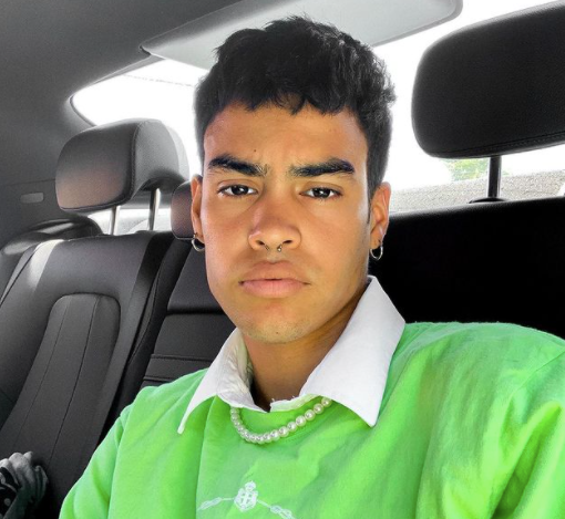 edwin joel taking a selfie