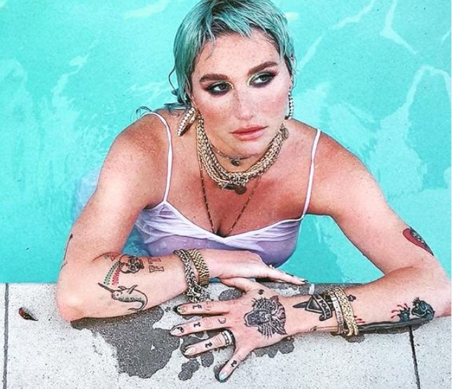 kesha enjoying in pool