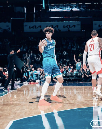 lamelo playing basketball