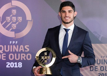 goncalo guedes receiving trophy